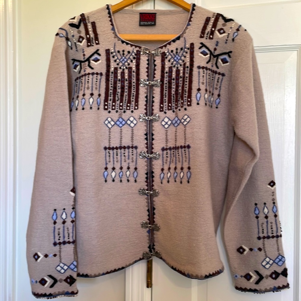 Wool sweater with silver colored clasps